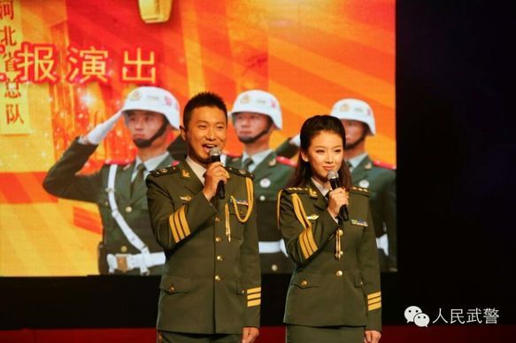 每一次演出,谢云鹤往往都身兼数职,主持、舞蹈、小品、朗诵,样样都有她,既要背台词,又要熟记动作,压力可想而知。多年演出下来,她练就了很多特技。她能在10分钟内快速背熟长达三四千字的台词,在1分钟内快速换装,几分钟前还在小品节目里泪流满面,几分钟后便微笑出场主持。她在怀孕4个多月的时候依然活跃在舞台上,认真对待每场演出。